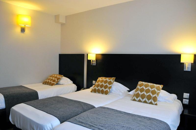 Hotel Des Quatrans Caen Bagian luar foto