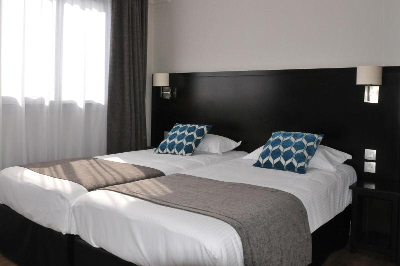Hotel Des Quatrans Caen Bagian luar foto