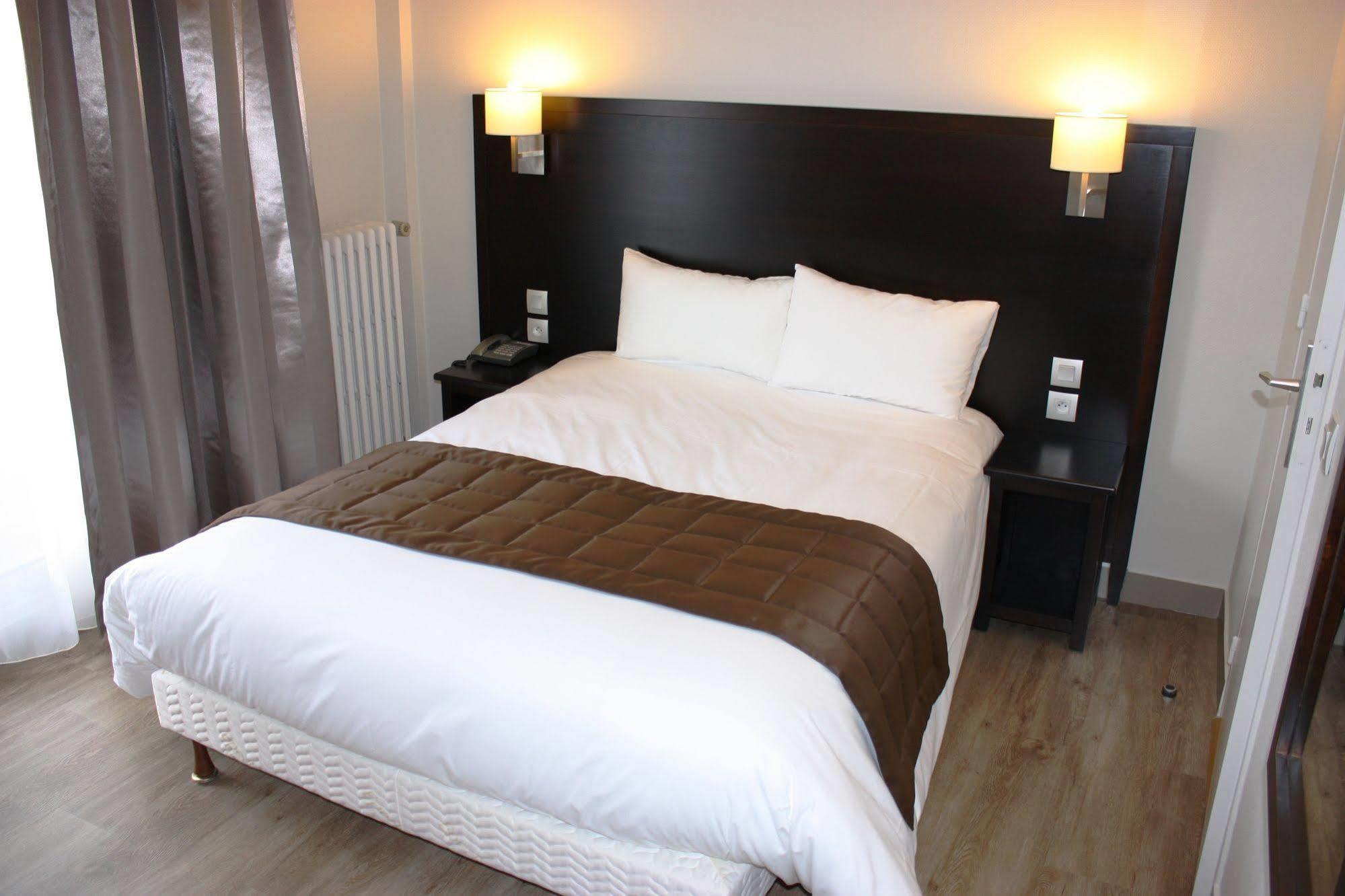 Hotel Des Quatrans Caen Bagian luar foto